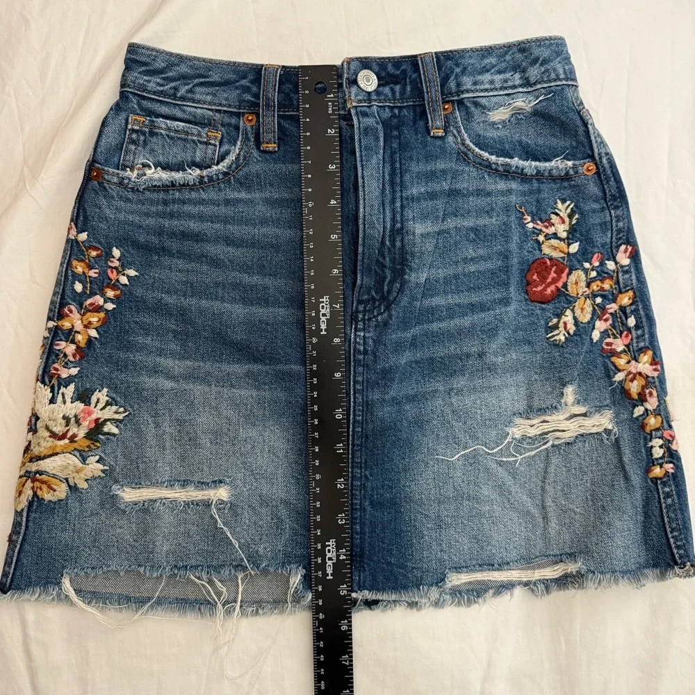 Abercrombie & Fitch Floral Embroidered Denim Mini Skirt Distressed Size 26 Boho